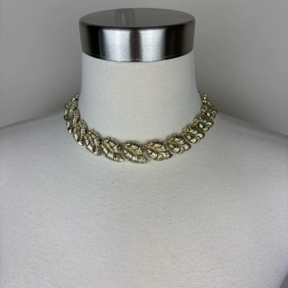 Vintage Lisner Choker Necklace Gold Tone Leaf Links Retro Necklace Classic Style